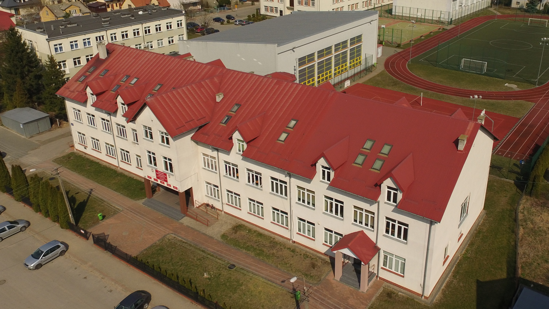 budynek szkoły z drona
